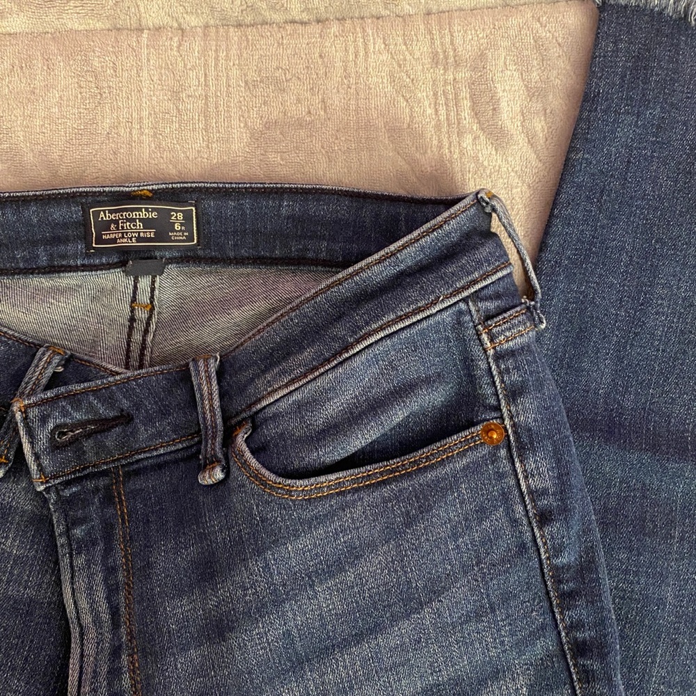 ABERCROMBIE & FITCH MEDIUM WASH JEANS